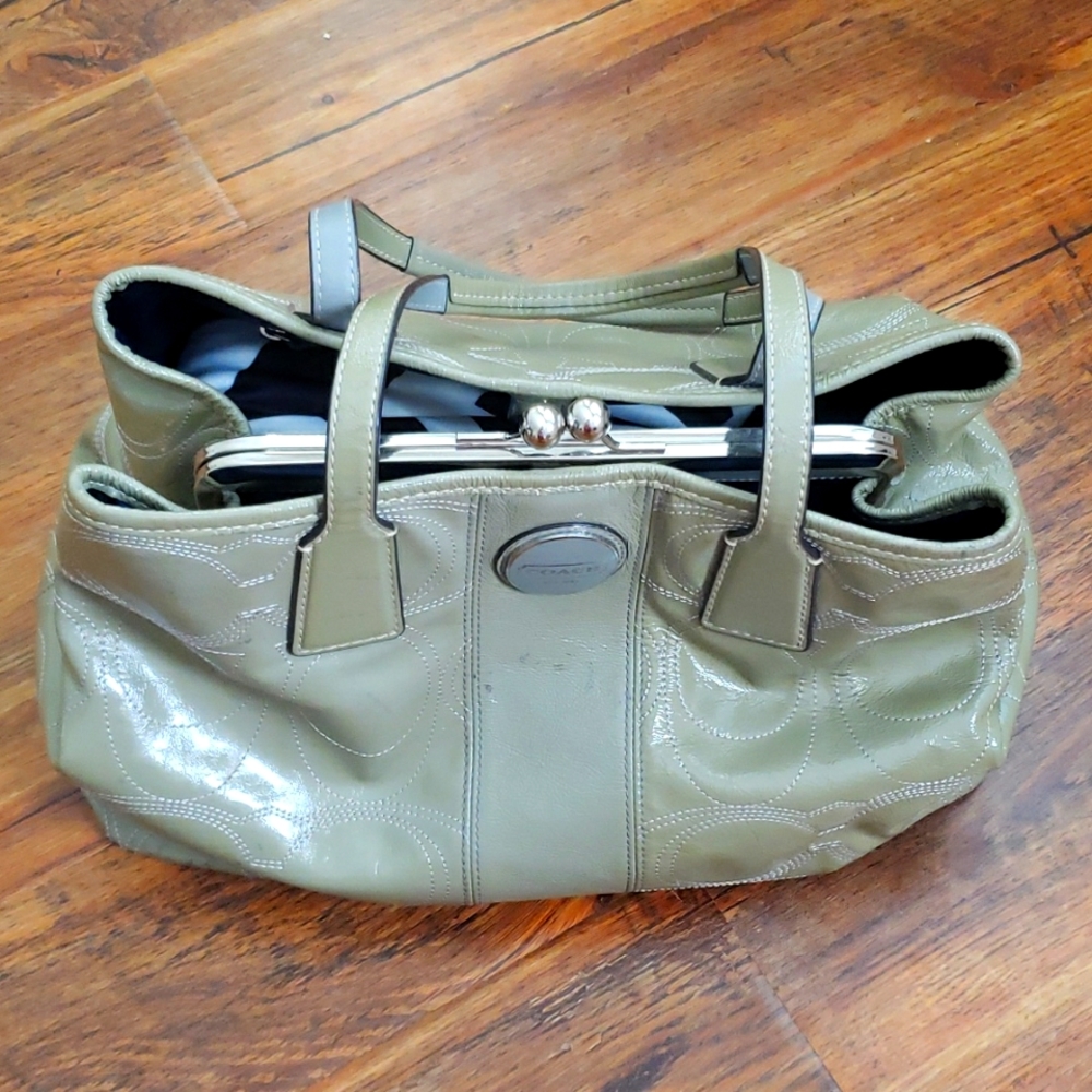 Coach F15658 signature kiss lock carryall never full olive green stiched pattern